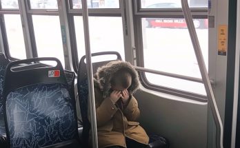 Driver Notices Little Boy Crying in School Bus, Jumps in to Help after Seeing His Freezing Hands – Story of the Day